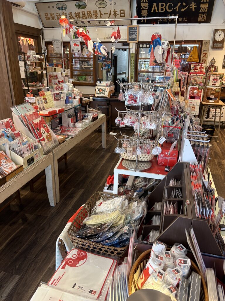 木阪賞文堂 白壁本店の店内に並ぶ文房具や雑貨