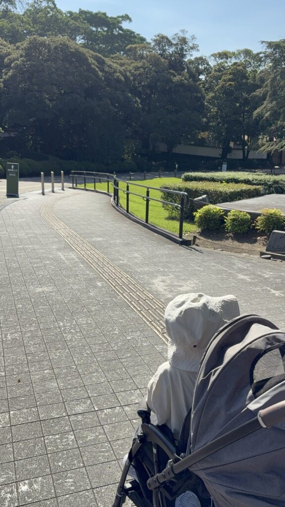 ホテルエクセル岡山から後楽園へベビーカーで向かう子ども
