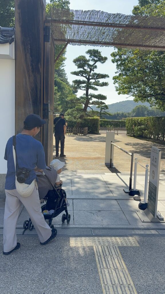 2歳児をベビーカーに乗せて入園した岡山後楽園の入口