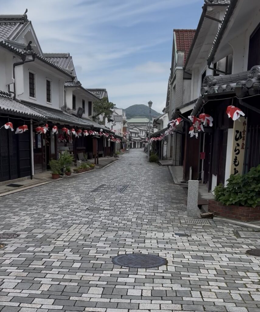 白壁の町並み。
