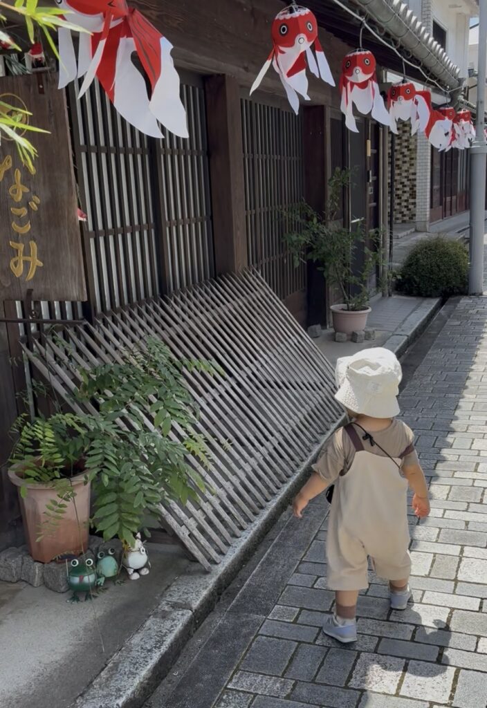 柳井白壁の町並みで金魚ちょうちんを眺める２歳こども