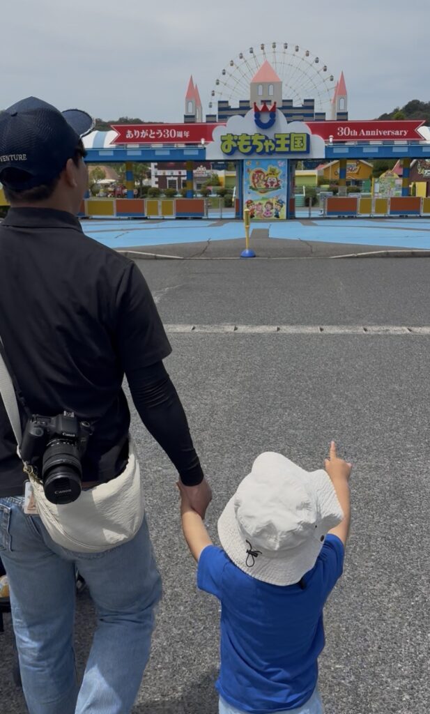 父親と2歳児が岡山おもちゃ王国の入口へ向かう後ろ姿