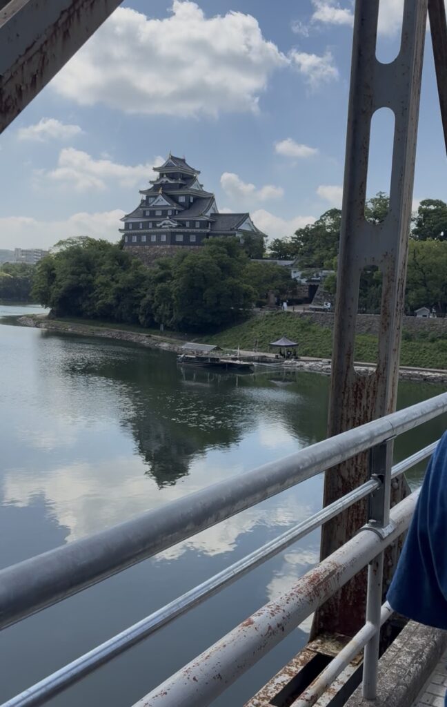 岡山後楽園側から月見橋越しに見える岡山城