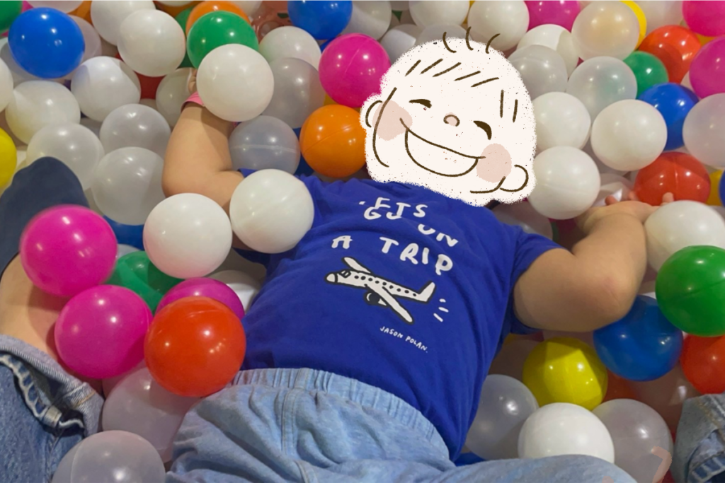 岡山おもちゃ王国のトミカプレイジムで遊ぶ2歳児