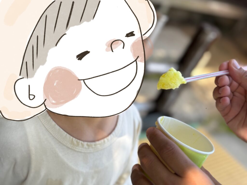 岡山後楽園のさざなみ茶屋でレモンかき氷を食べる2歳児