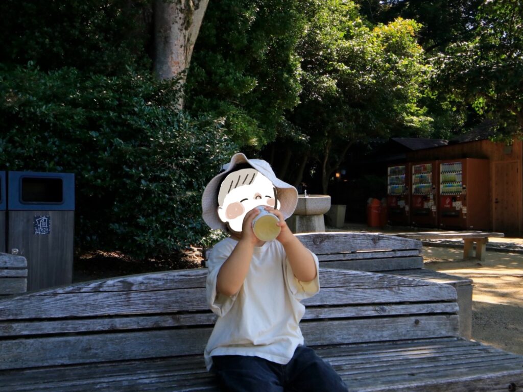 岡山後楽園の自動販売機と子連れで休憩できるベンチ