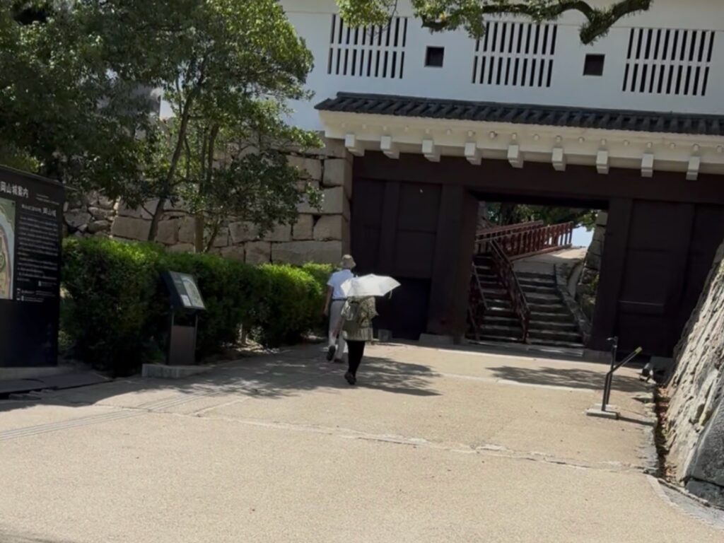 岡山城天守へ続く階段とベビーカーでの移動経路