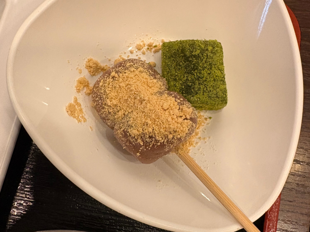 ホテルエクセル岡山の朝食バイキングに並ぶきび団子
