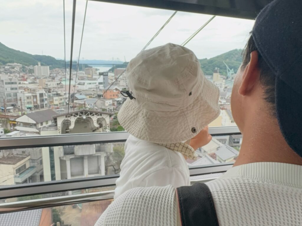 千光寺山ロープーウェイに抱っこで乗る2歳児