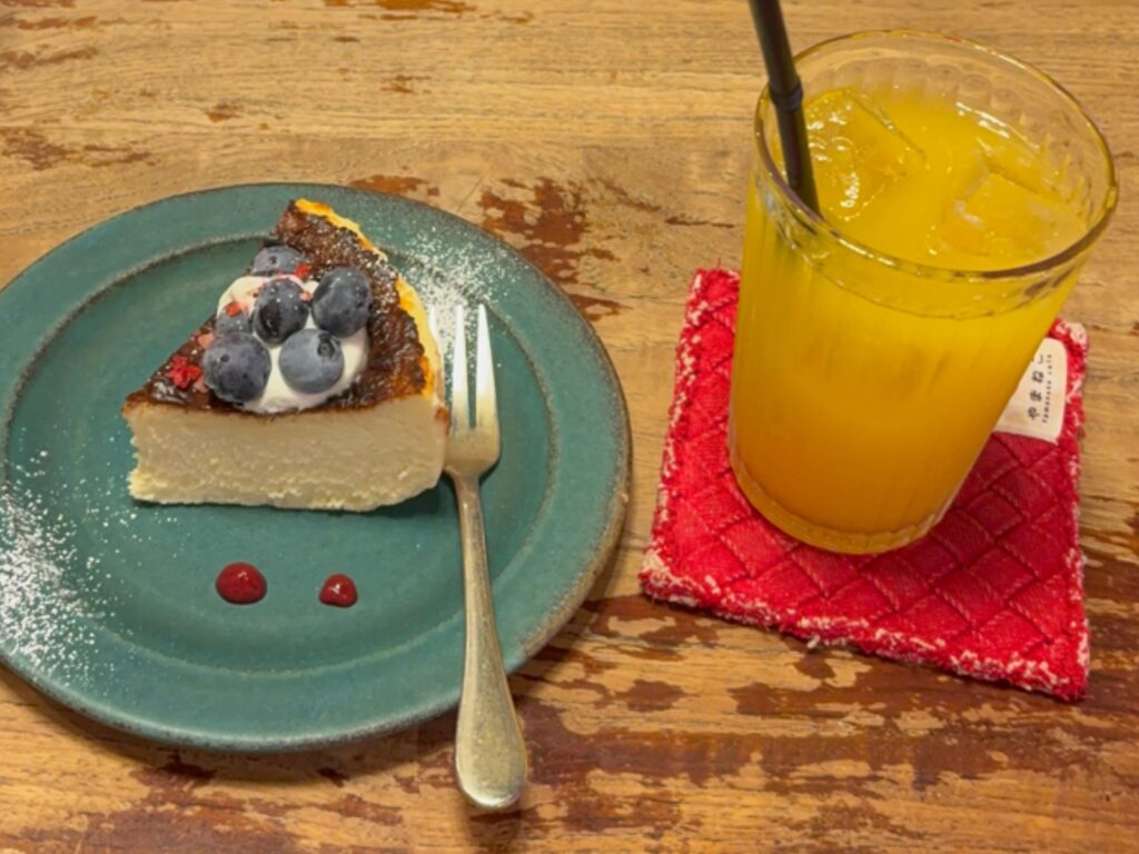 おやつとやまねこのブルーベリーバスクチーズケーキとドリンク