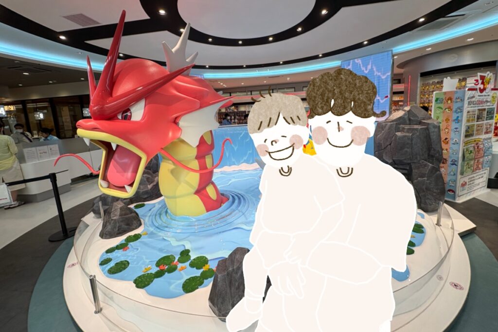 ポケモンセンターヒロシマのギャラドス展示を見ている2歳児