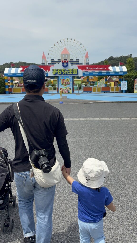 父親と手をつないで岡山おもちゃ王国の入口へ向かう2歳児
