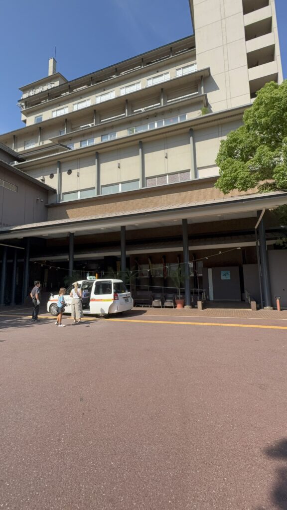 鞆の浦温泉ホテル鷗風亭の外観と正面玄関