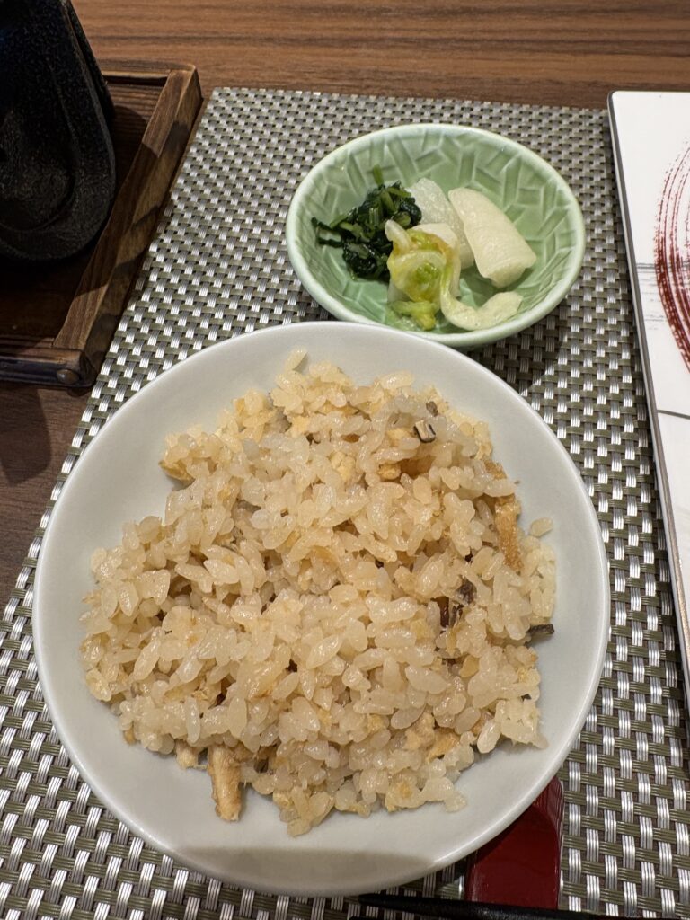 ホテル鷗風亭の夕食で提供された鯛めし