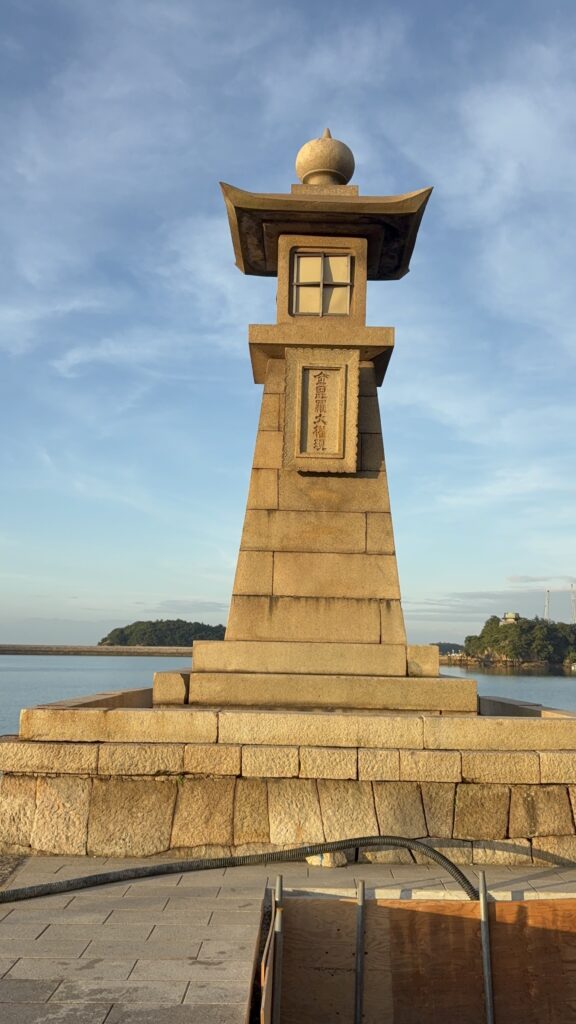 早朝に2歳児連れで訪れた鞆の浦の常夜燈