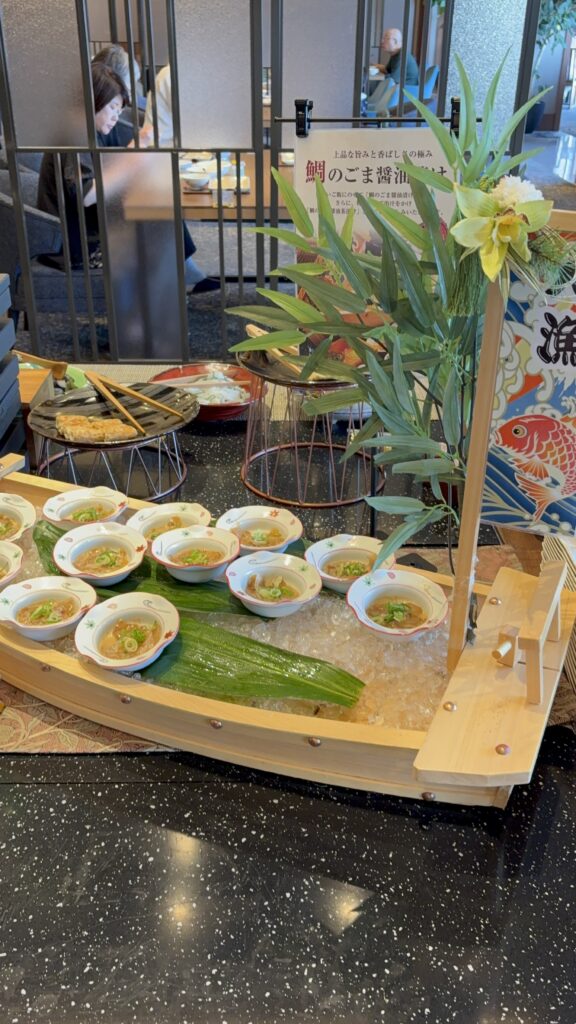 ホテル鷗風亭の朝食ビュッフェに並ぶ鯛料理