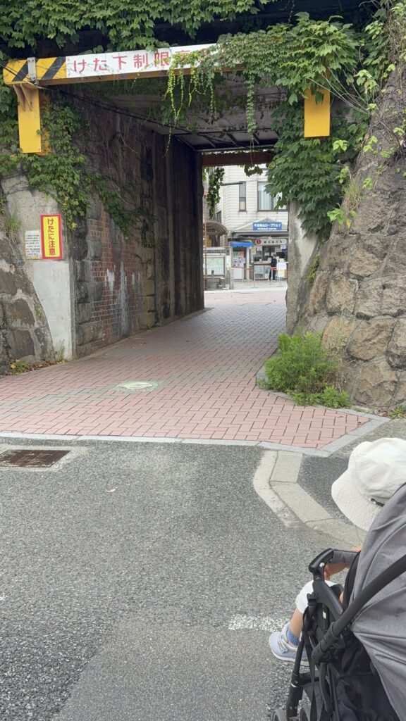 ベビーカーで尾道の線路下路地を通ってロープーウェイ乗り場へ向かう様子