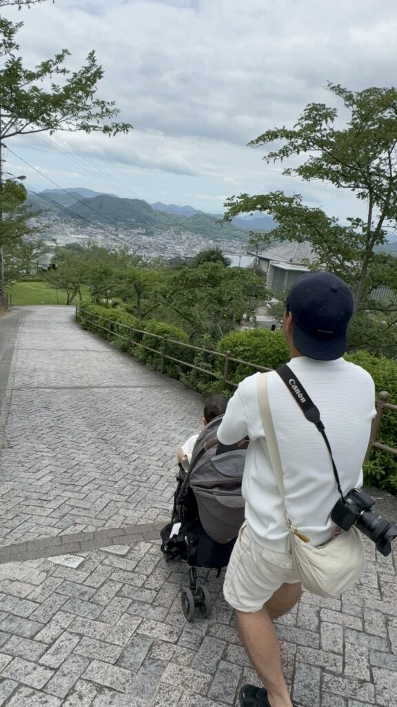ベビーカーで千光寺へ向かう急な下り坂