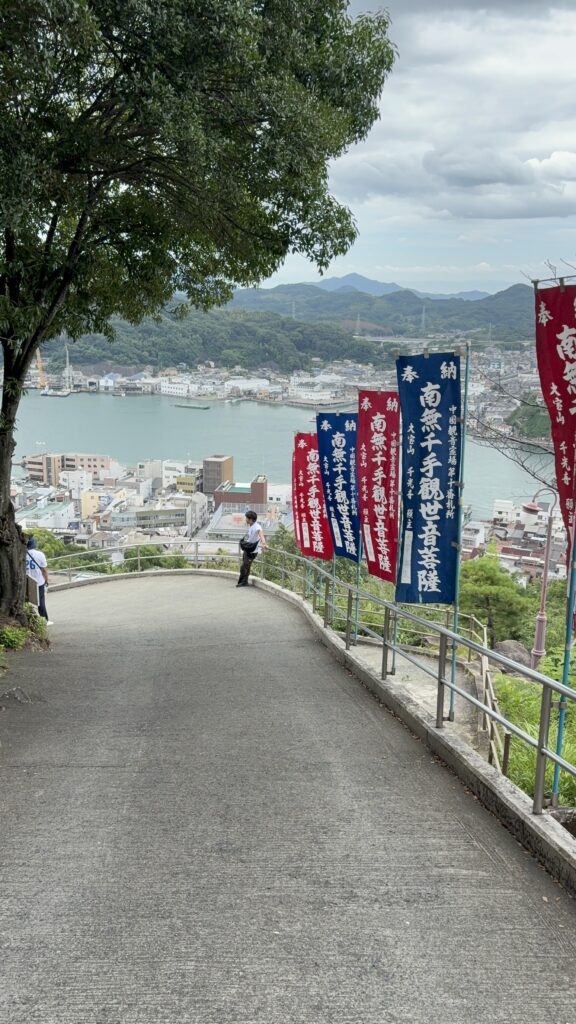 千光寺周辺の急な坂道と尾道水道の景色