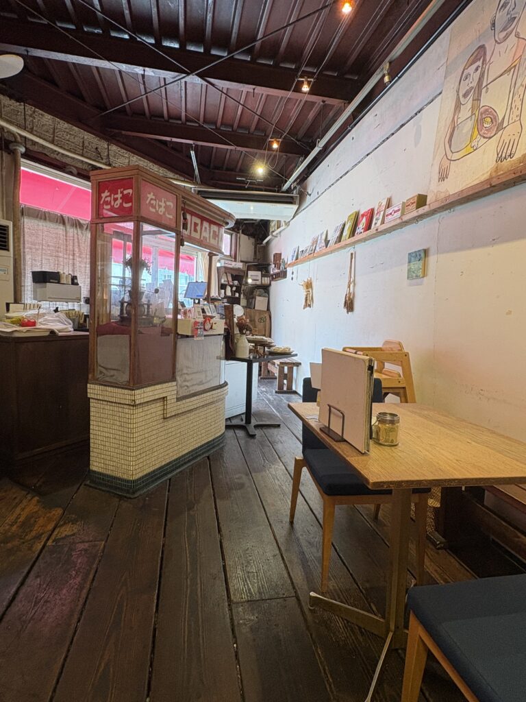 尾道のおやつとやまねこ本店の店内