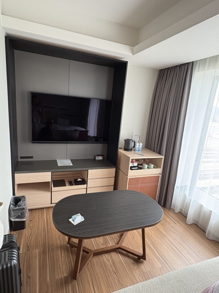 ホテルグランヴィア広島サウスゲート客室のテレビとテーブル