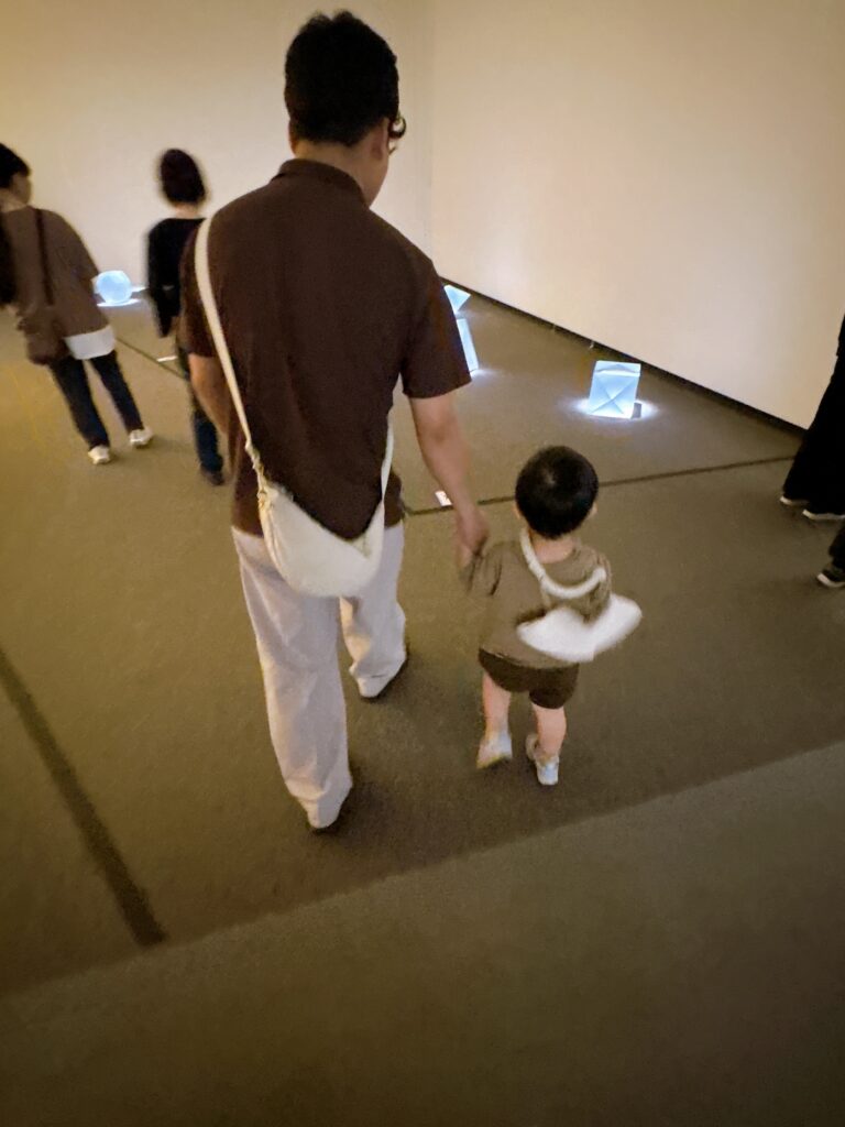 ポケモン工芸展広島の暗い展示室を歩く親子