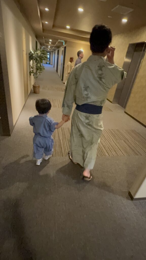 グランヴィリオホテル宮島和蔵で館内着を着て歩く親子