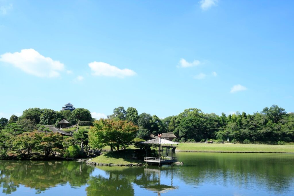 2歳児連れで訪れた夏の岡山後楽園の池と庭園