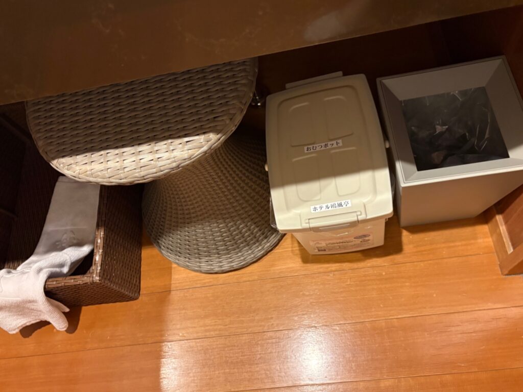 ホテル鷗風亭の客室に用意されたおむつポット