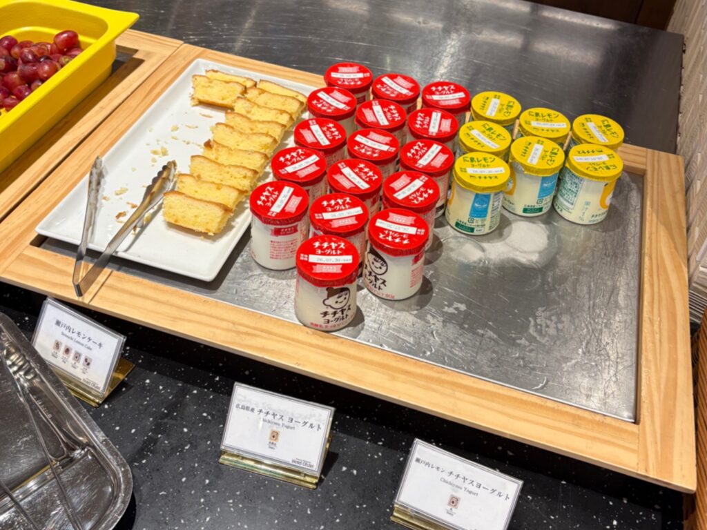 ホテル鷗風亭の朝食ビュッフェに並ぶヨーグルトとレモンケーキ
